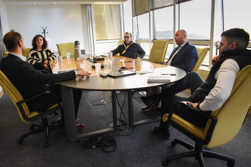 Representantes de la aerolíneas Flybondi, Luciano Ayala y Víctor Cianchino
